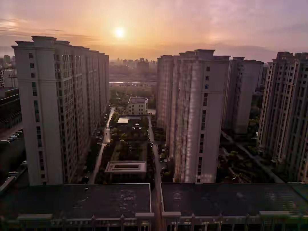 来甘肃之前，我一直觉得堵车是城里的事。直到我在连霍高速上，被几万辆大货车死死堵在