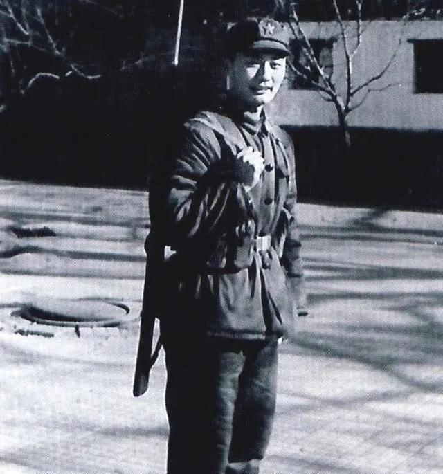 60年代末，陈毅之子陈小鲁在沈阳当兵时的一张留影，当时送他去部队锻炼时，陈毅并没