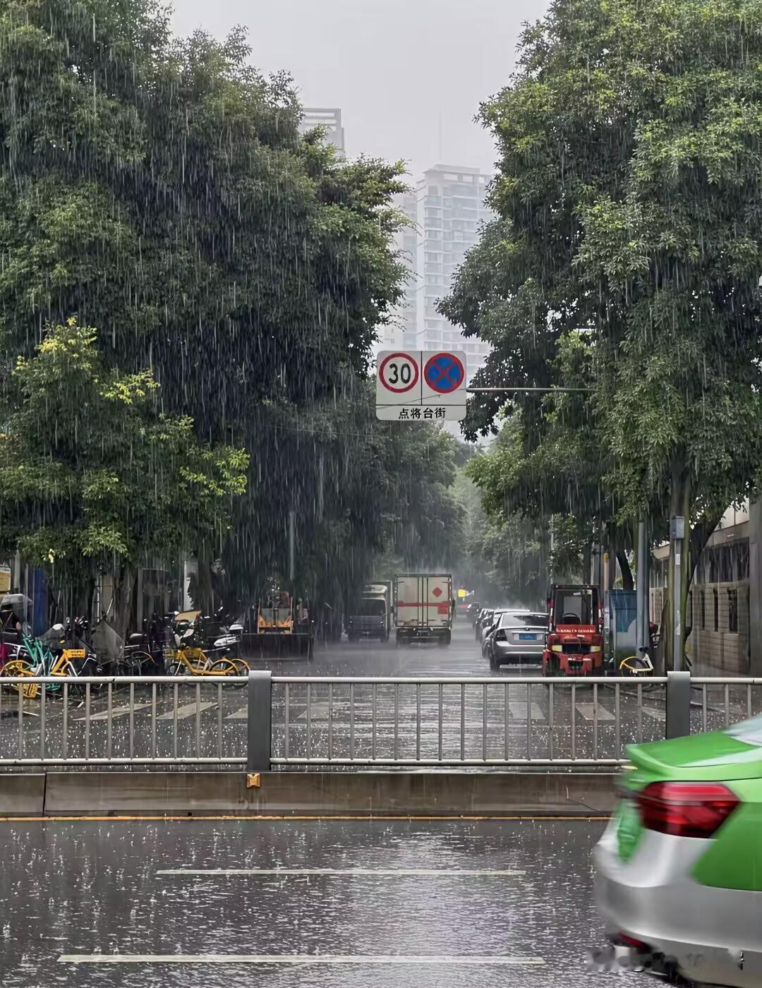 7月11日，这回四川遭殃了，没等来台风，却等来了突如其来的暴雨，成都部分低洼区域