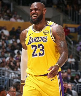 詹姆斯缺席，东契奇空砍38分加三双，湖人惨败马刺。NBA常规赛，湖人客场挑战马刺