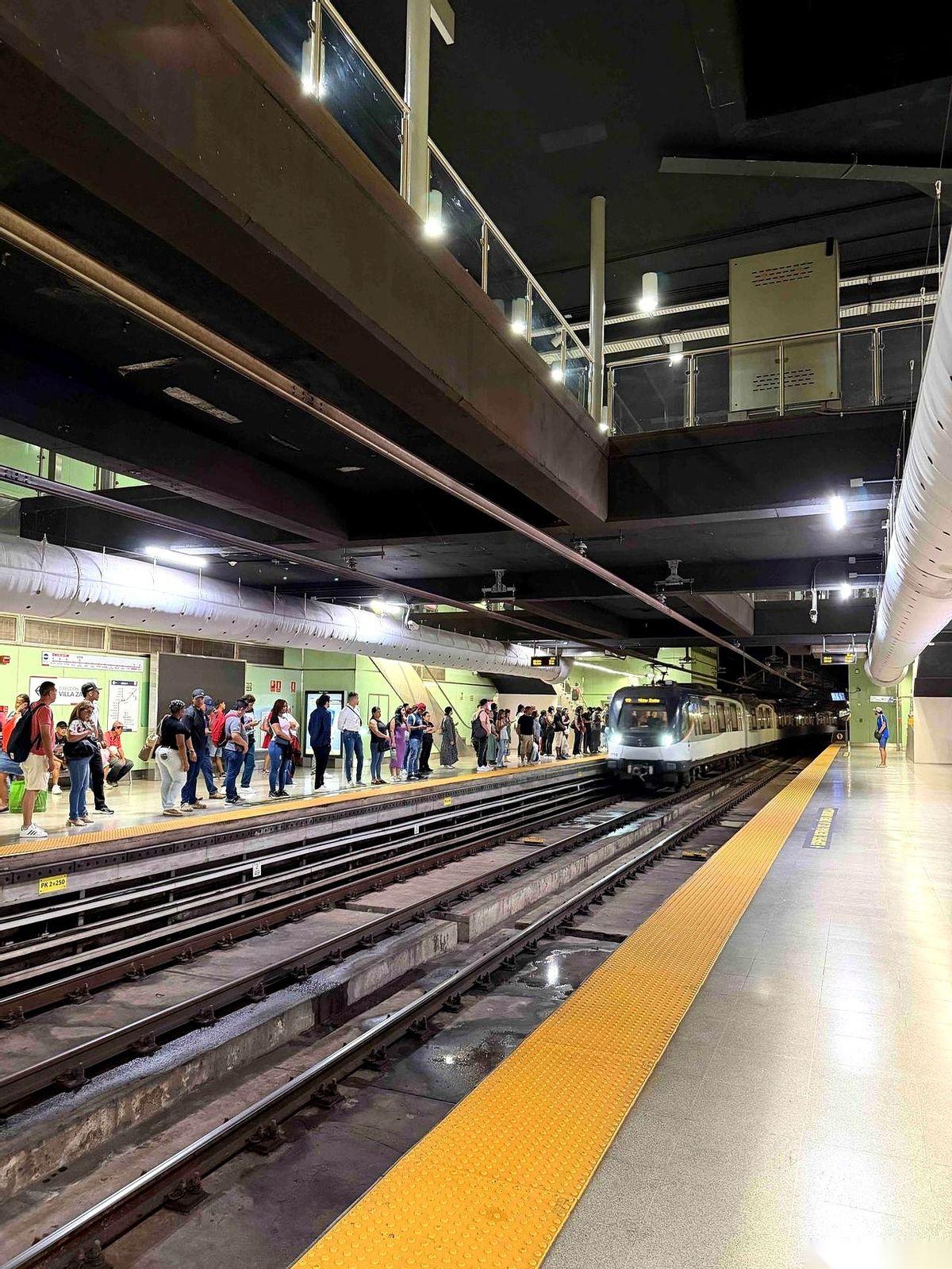 “不是每顿都能吃饱饭”——这几个字，像一把刀，直接扎到我心里去了。你还想去嘲笑智