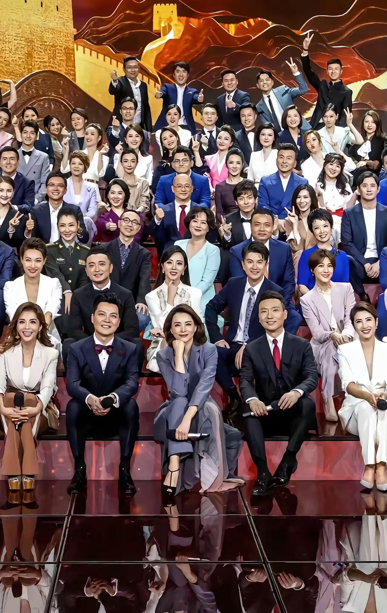 央视108位主持人大合影，说说谁是你们心中的C位？