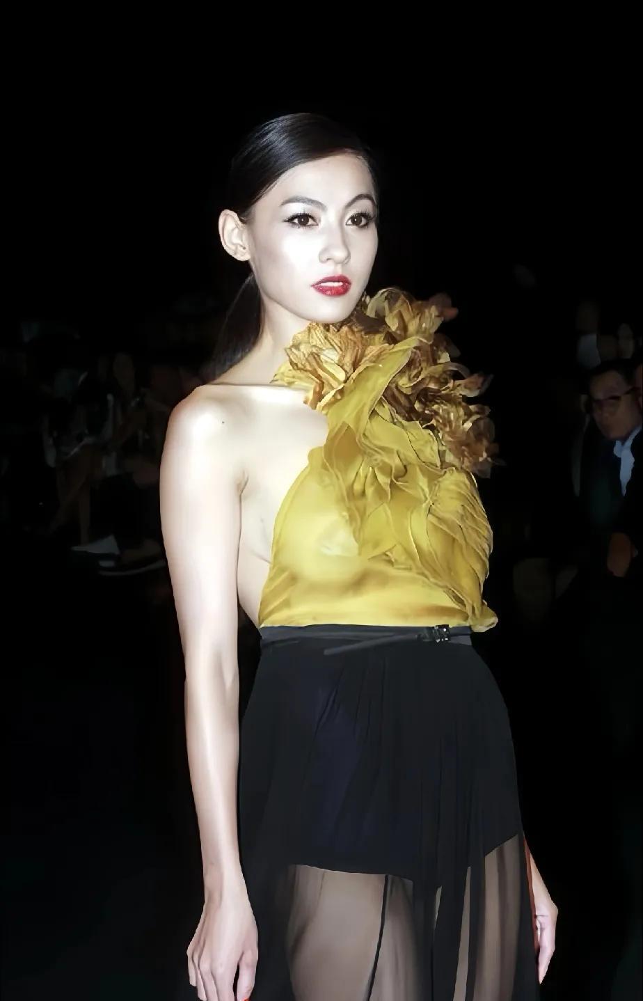 喧嚣过后，午夜梦回，谢霆锋会不会想起张柏芝？我想是肯定的，无论长相身材没有