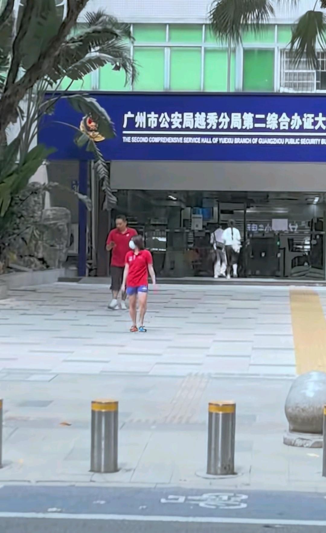 10月1日，网友在广州越秀区偶遇全红婵，全红婵戴着白色口罩，穿着红色短袖，蓝色短