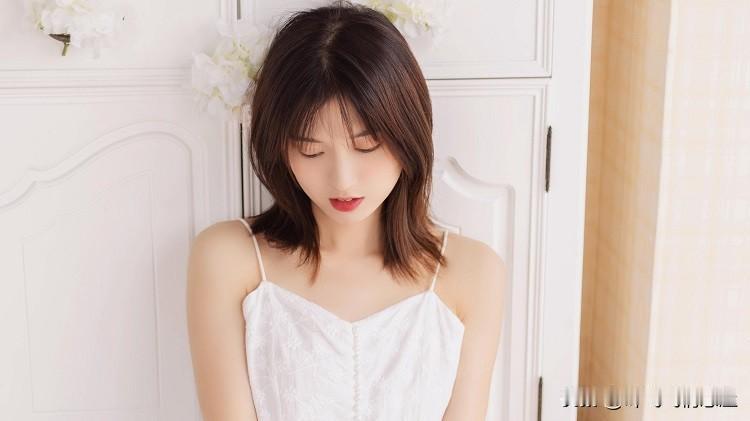 公司程小姐上班时吐槽，她和业务一个男生出差，到了以后给老公拍了一照片报平安，结果