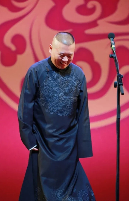 有一次，郭德纲晚上演出，结束后最后一班公交车都没有了。刚好过来一辆出租车招手拦下