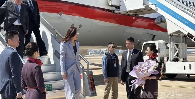 郑丽文下飞机两个细节被镜头全程记录——手里的花握着不撒，跟宋涛握手时差点腾不出手