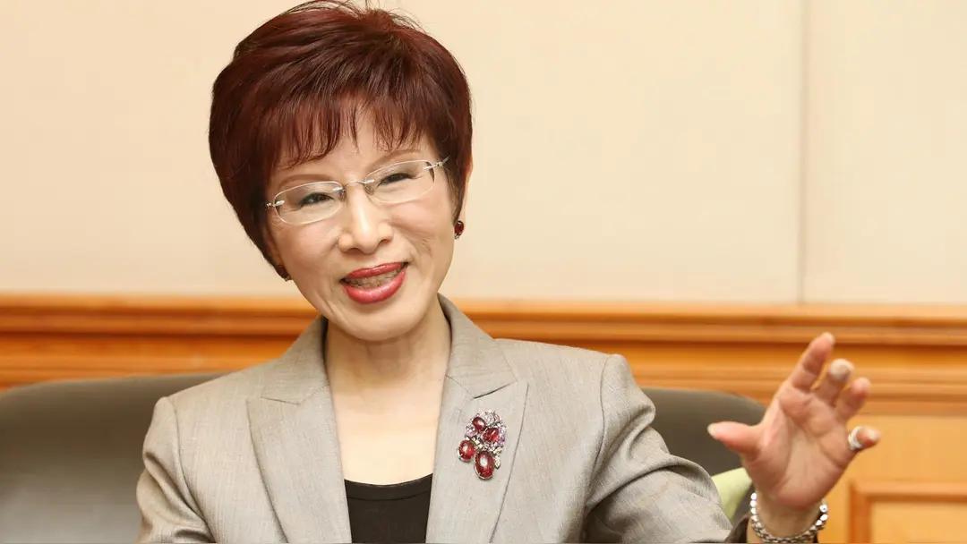 洪秀柱来大陆参观93阅兵，民进党又开始拿她做文章。台陆委会认为是洪秀柱以前当