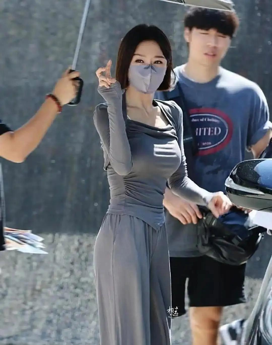 😂秦岚这身材，是把“冻龄”焊在身上了吧！家人们谁懂啊！秦岚这一身灰色紧身