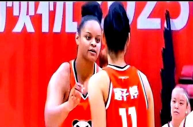 我跟你说个事儿，你可能不信。四川队根本没派上王思雨和高颂，我还寻思这场球有的打了