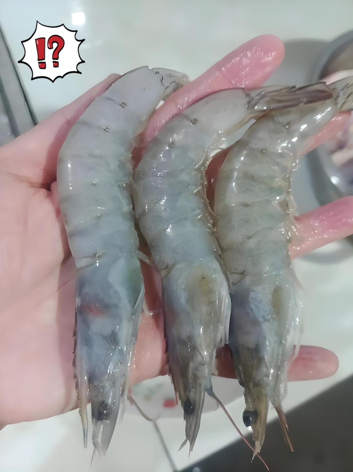 今天和老伴去镇上定做羽绒服，并顺便去超市买点水果回家。路过鱼摊时，身边的老伴