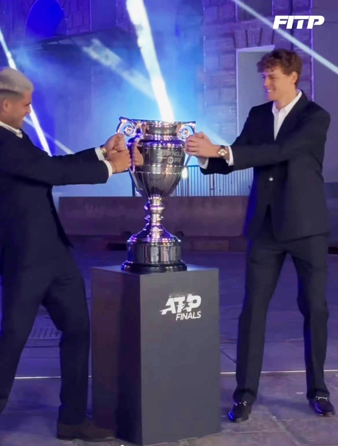 当今的男子网坛，冠军基本是辛纳与阿尔卡拉斯两人之争，前不久在颁奖典礼上，两人直接