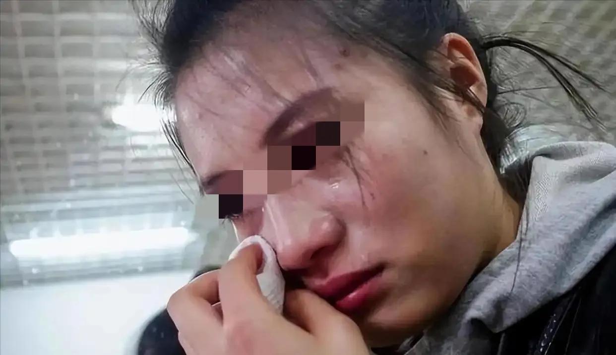 北京，28岁独生女父母双亡后，留下1400万的学区房，女子准备办理房产过户时，叔