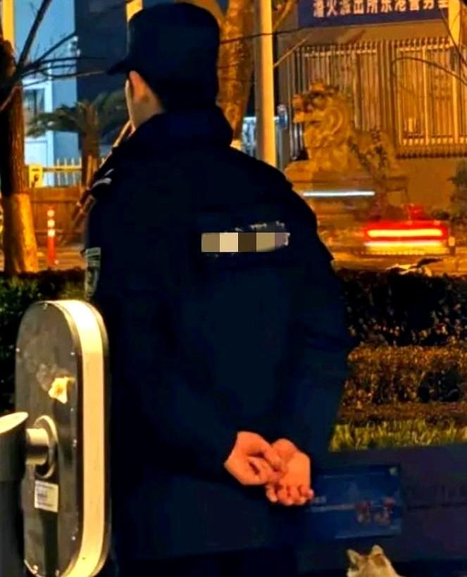 夜班保安偷偷打盹，其实是身体在求救12小时夜班，从晚上八点站到早上八点，作者