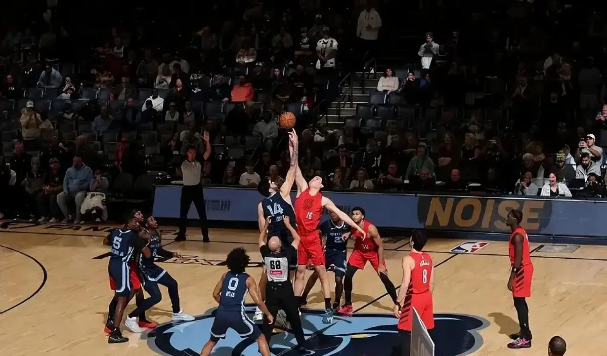 第三节连拿12分那一刻，开拓者教练组把召回文件推到了总经理桌上。这个2米16的