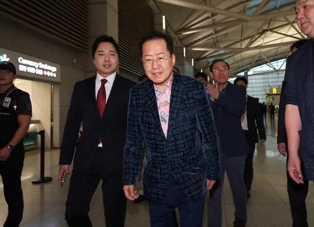 自认被党抛弃的大嘴巴到夏威夷散心。民调低迷的金文洙不计前嫌组建“夏威夷说客团