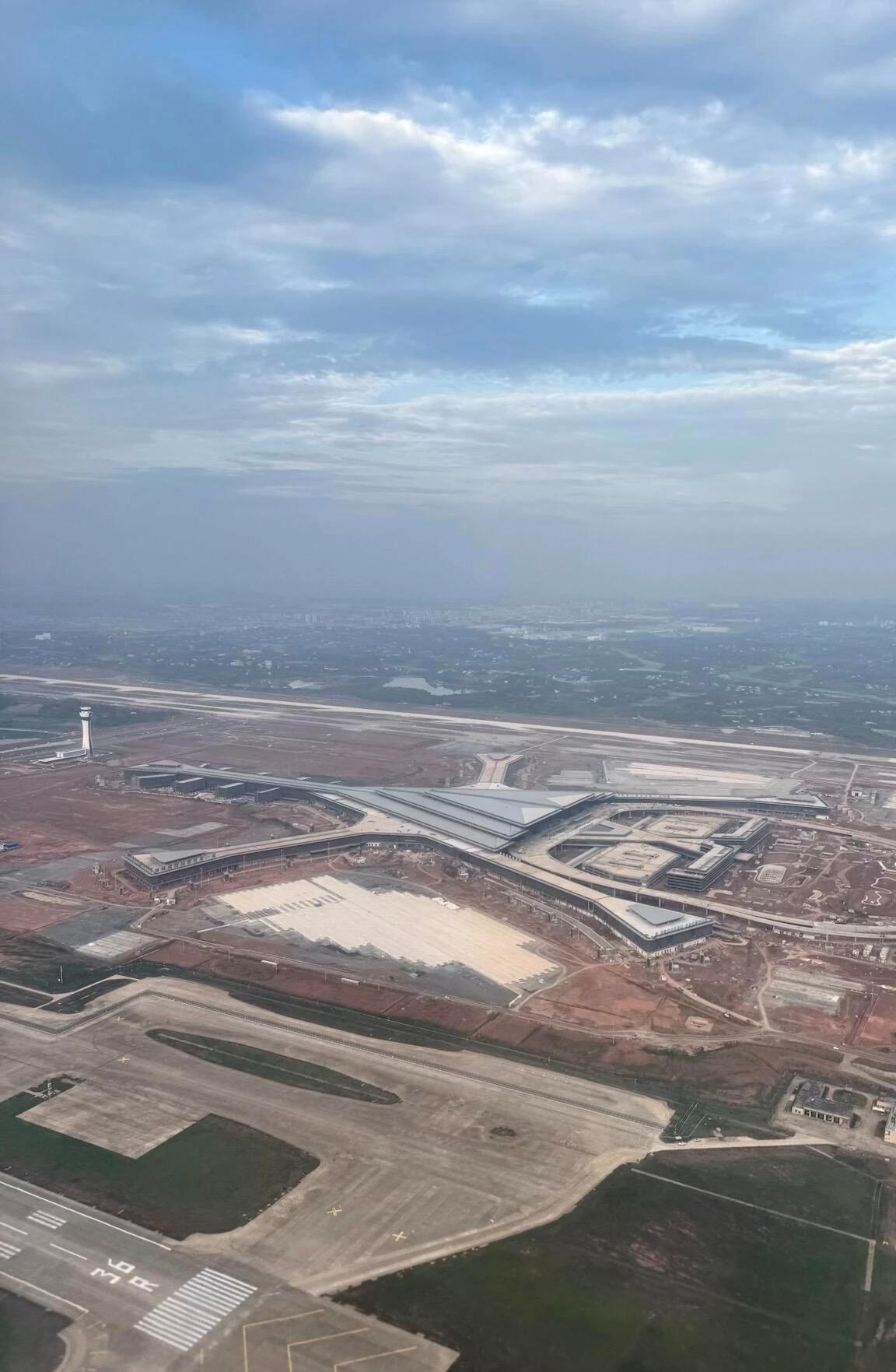 作为湖南省单体投资规模最大的基础设施项目，长沙机场改扩建工程无疑是2025年湖南