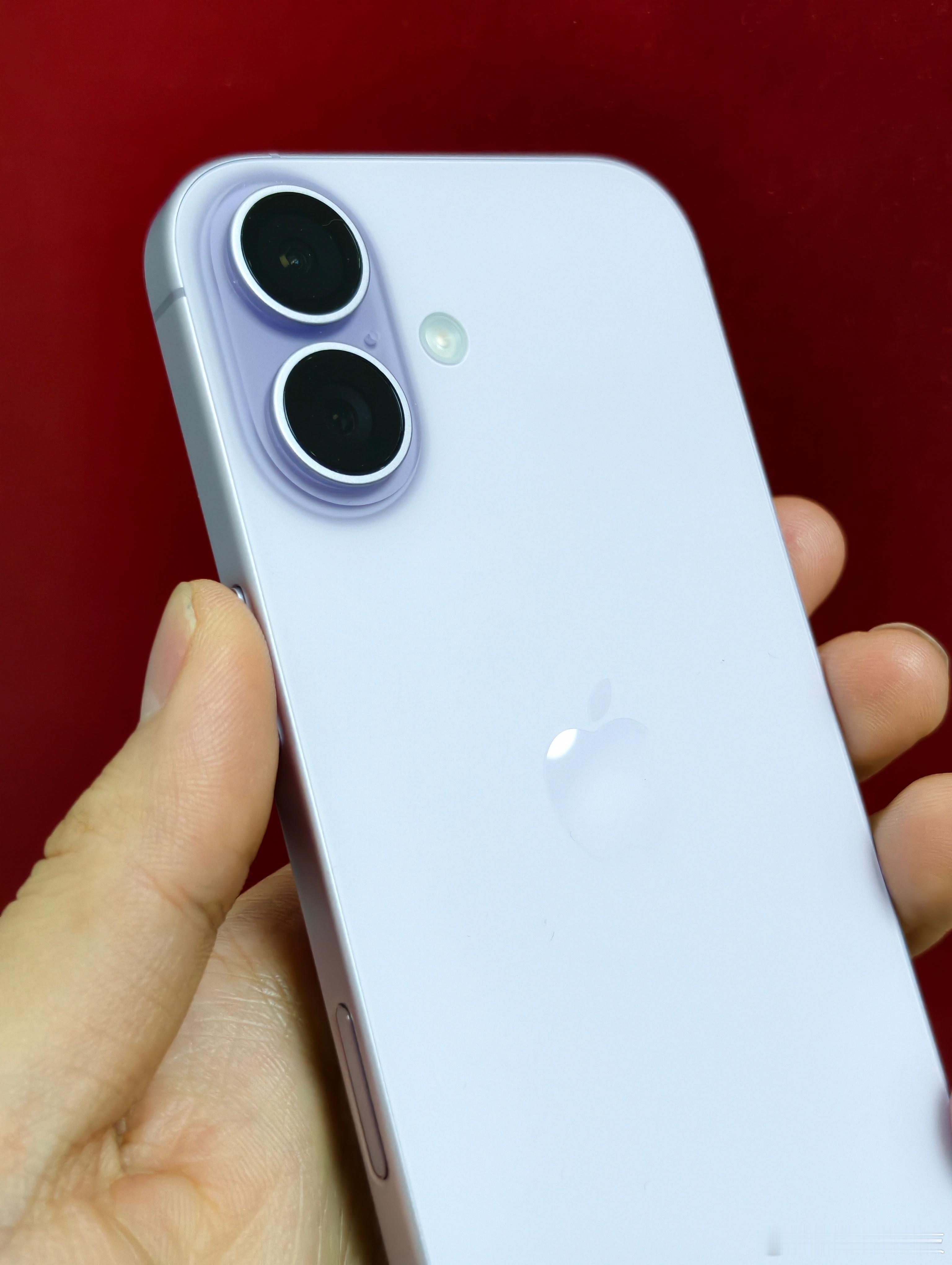 iPhone17标准版用到现在，我的感受是物有所值。如果之前没用过高刷的iPh