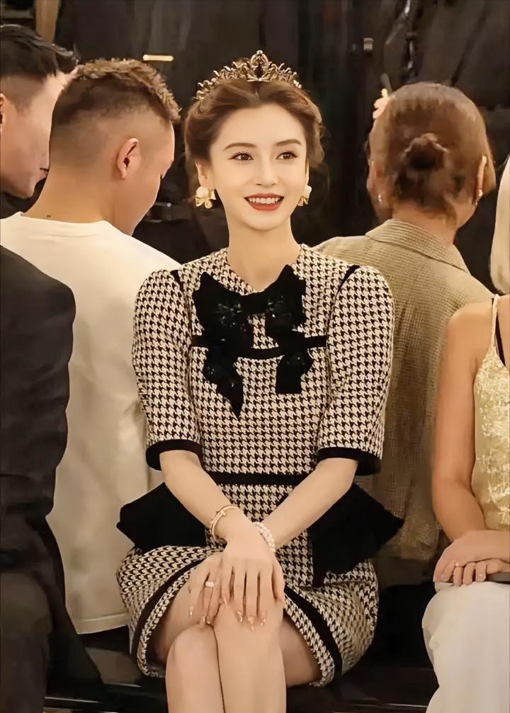 当杨颖以一身经典千鸟格连衣裙搭配复古皇冠亮相时，最引人注目的当属她头顶的那顶复古