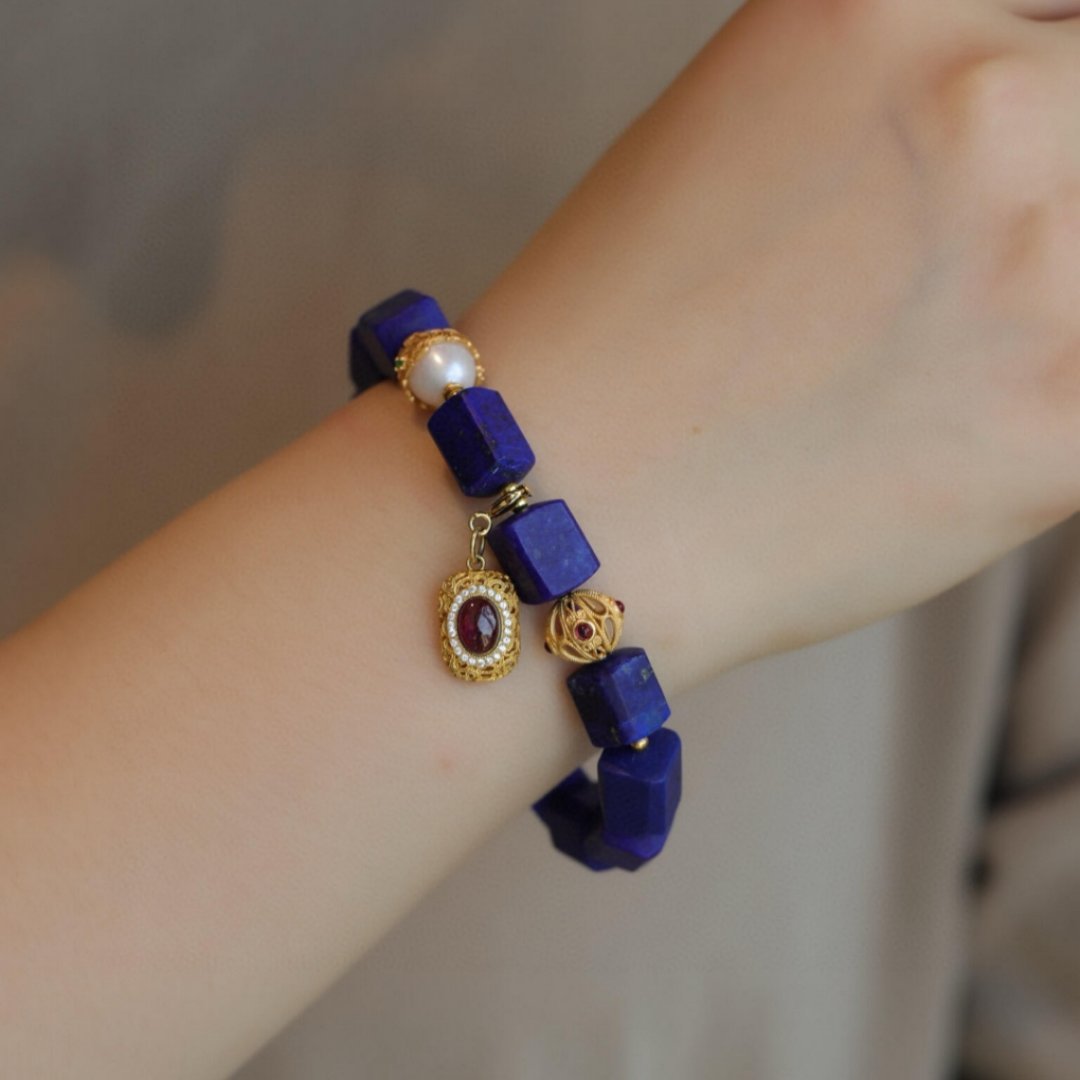 时尚配饰这配饰有点人设在身上​​​配饰种草很喜欢的一款青金石手链，浓郁深邃的青