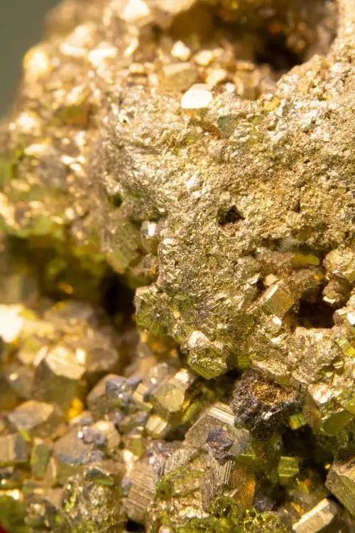 有个在新疆奇台北山管金矿的朋友，跟我说了句大实话：“就算你把金子吞进肚子里，也甭