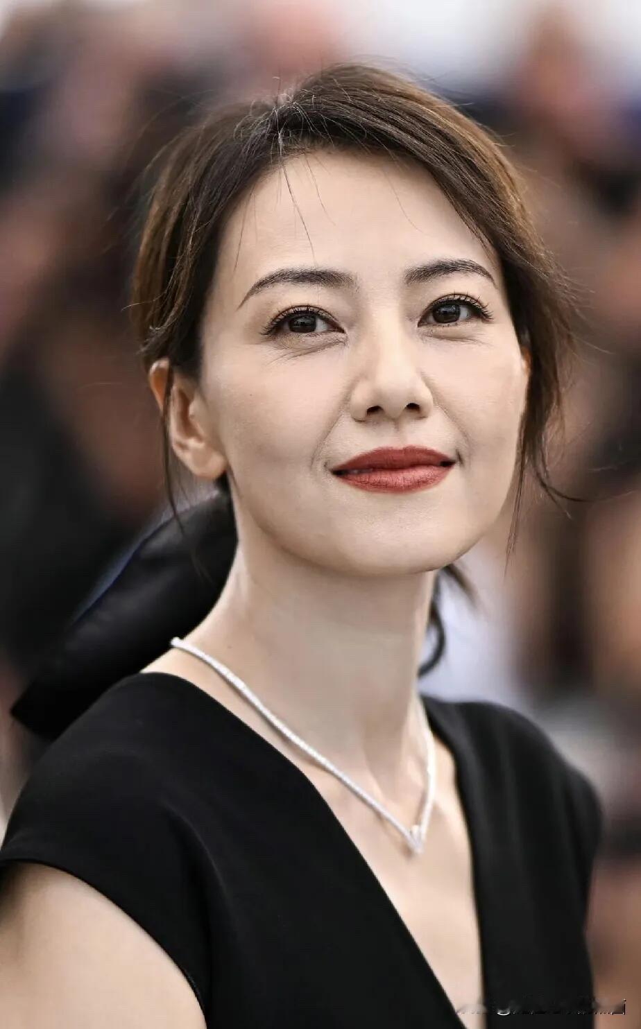 所谓女神的颜值都是吹捧起来的吧，年轻时候貌美如花的，现在法令纹好深，眼神黯淡无光