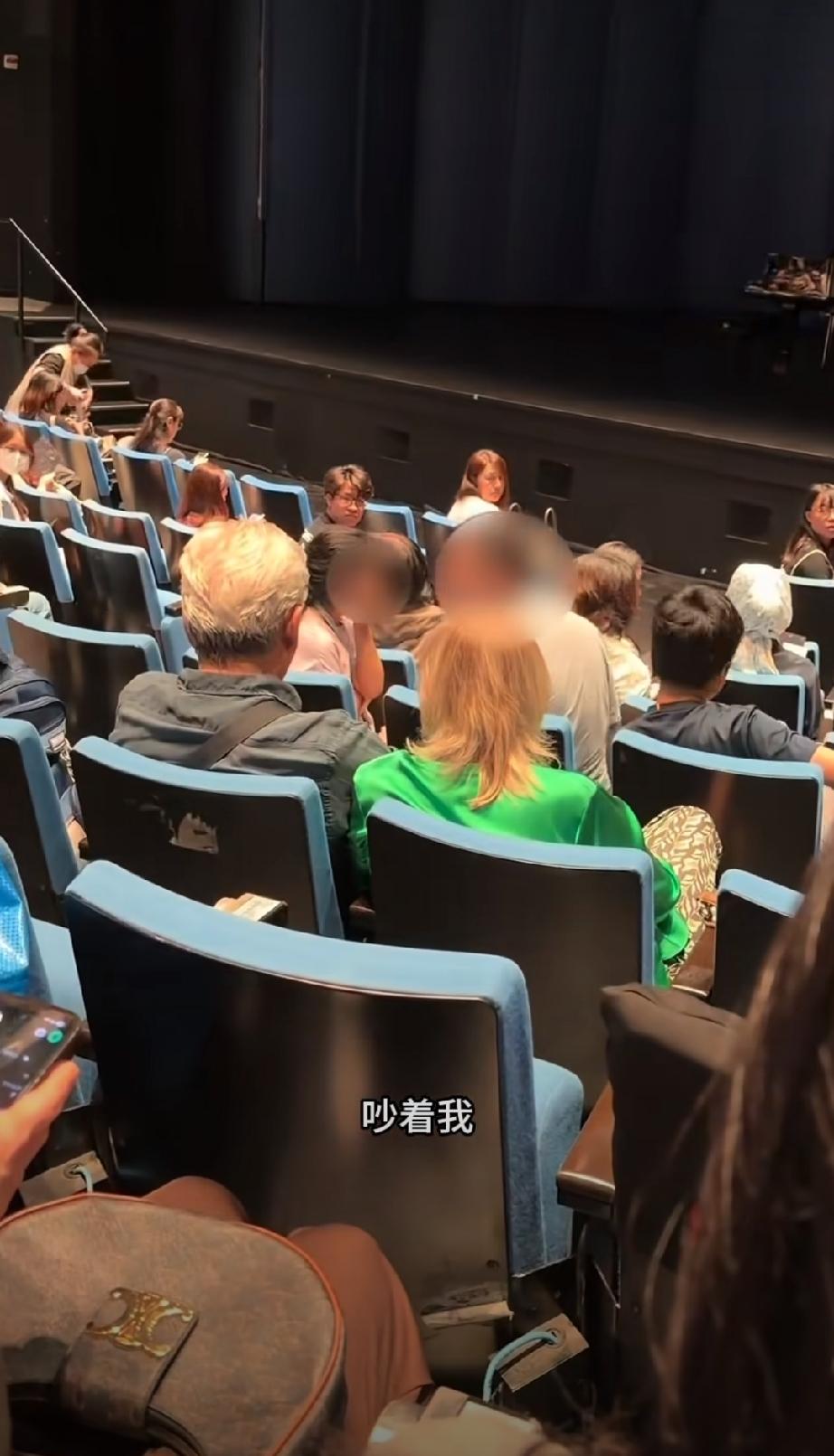 不是谁讲话大声就有道理的！香港音乐会中场休息时候，后排女子指出在演出过程中，