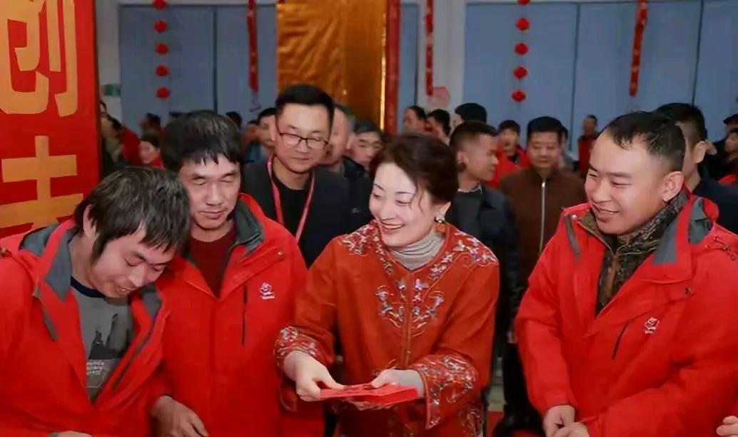 宗馥莉发红包好喜庆哦，笑容满面的，衣服还是大红色。宗庆后发红包表情严肃，还是穿着