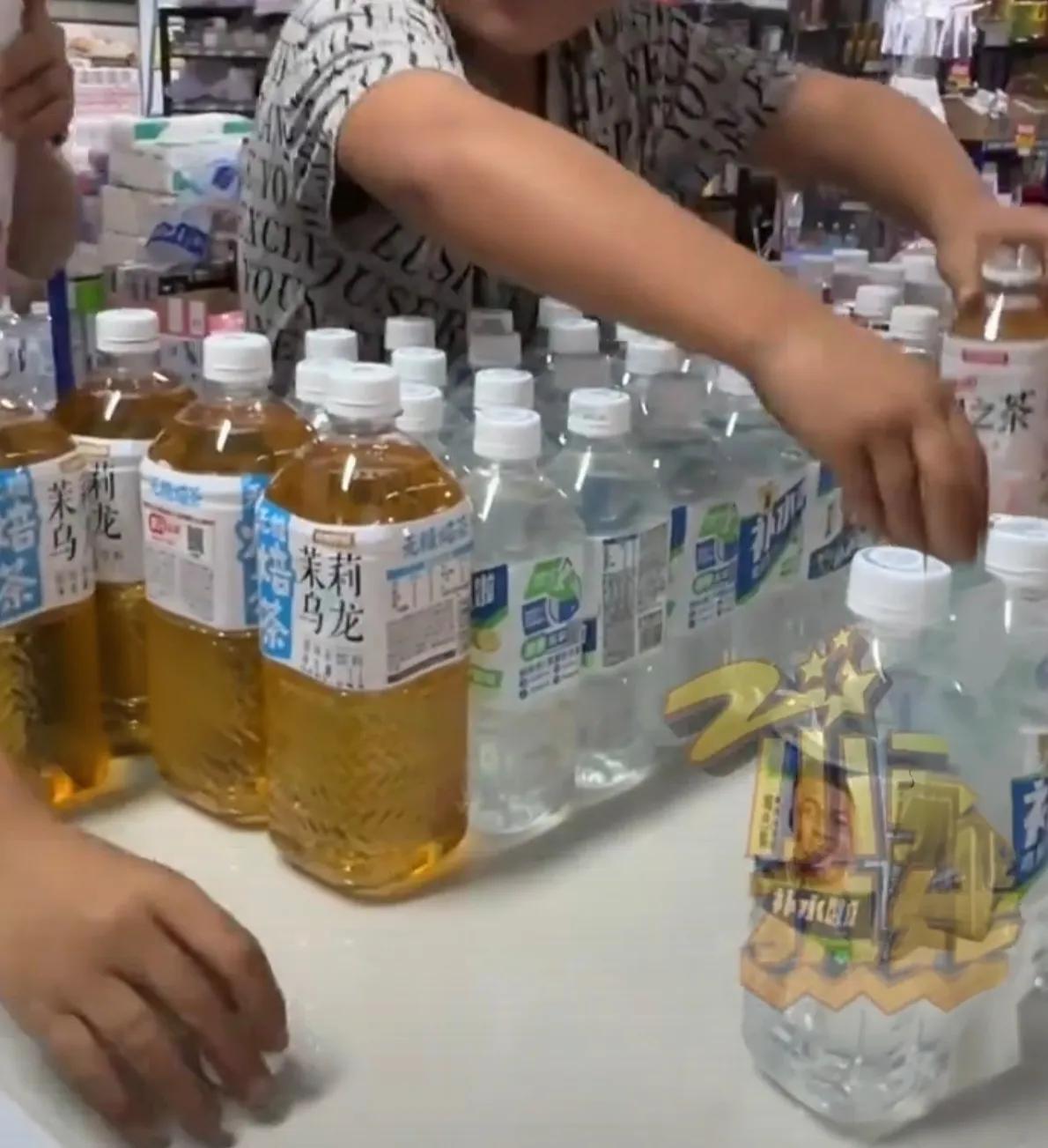 瓶盖里的黄金时代！甘肃临夏的两个男孩，用了十六块钱，从一家小卖部拉走了七十四