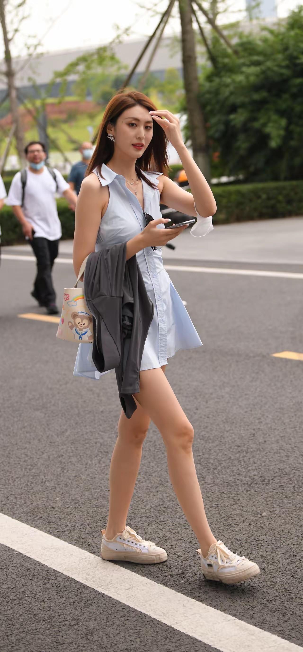 【这是一种"轻熟风"打扮】并不是传统意义上那种沉稳厚重的"熟女"风。这件浅蓝