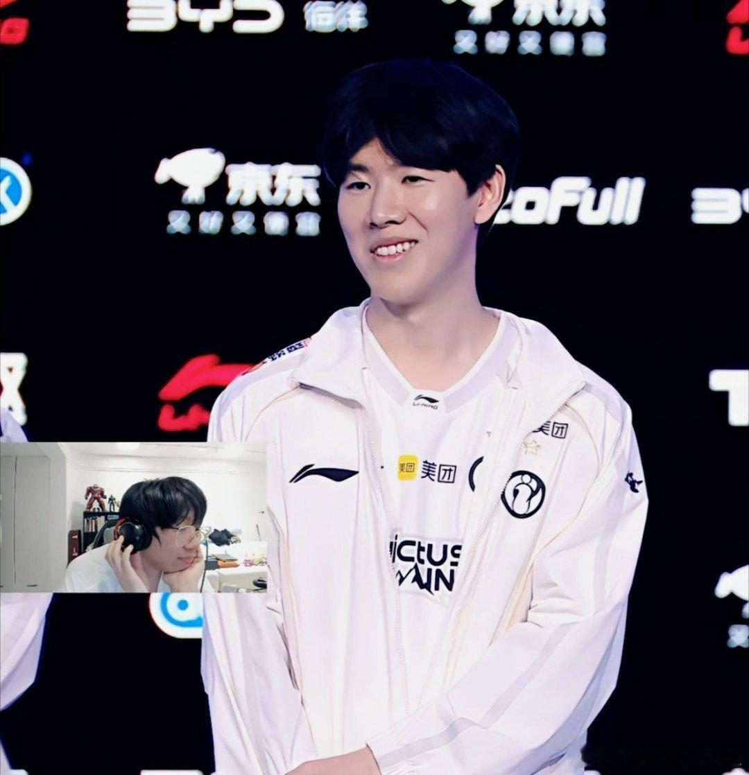 宁王看TheShy接受赛后采访！这姿势！[doge][doge][doge]Th