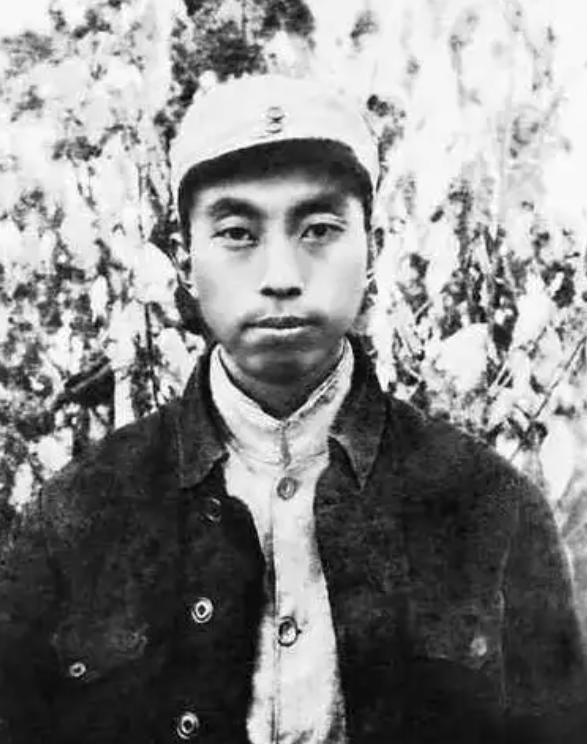 2008年，华国锋离世，按原定安排，他的骨灰可以安放在八宝山。可身边工作人员曹万