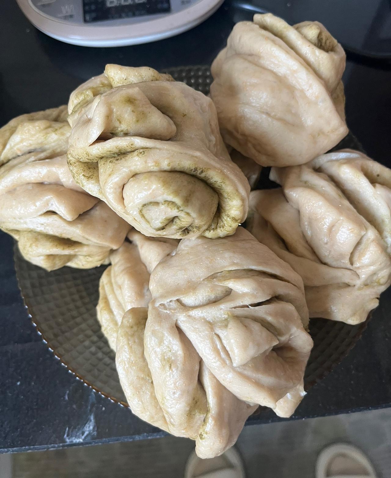 早饭主食；花卷菜；黄瓜西红柿炒鸡蛋。豆角土豆炖茄子。汤；银耳汤饭后