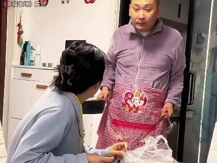 女子让其丈夫给儿子煮面，特意叮嘱放鸡蛋，“大的放一个，小的放两个”。丈夫寻