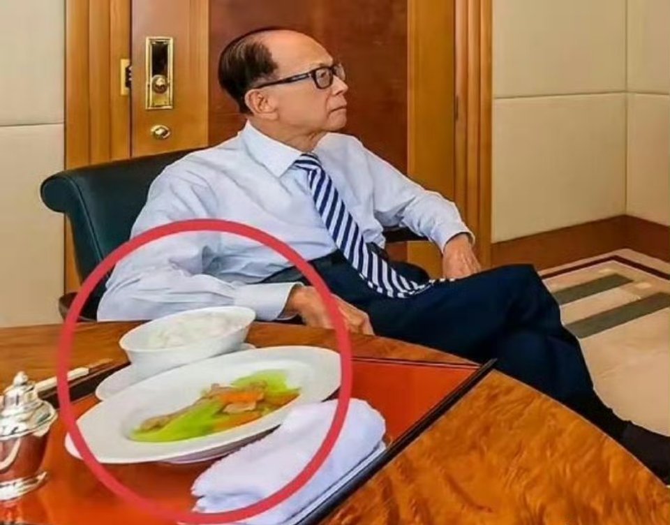 李嘉诚饮食清淡简朴，毫无奢华之态。难道有些有钱人在吃这方面都如此节俭？或许于他们