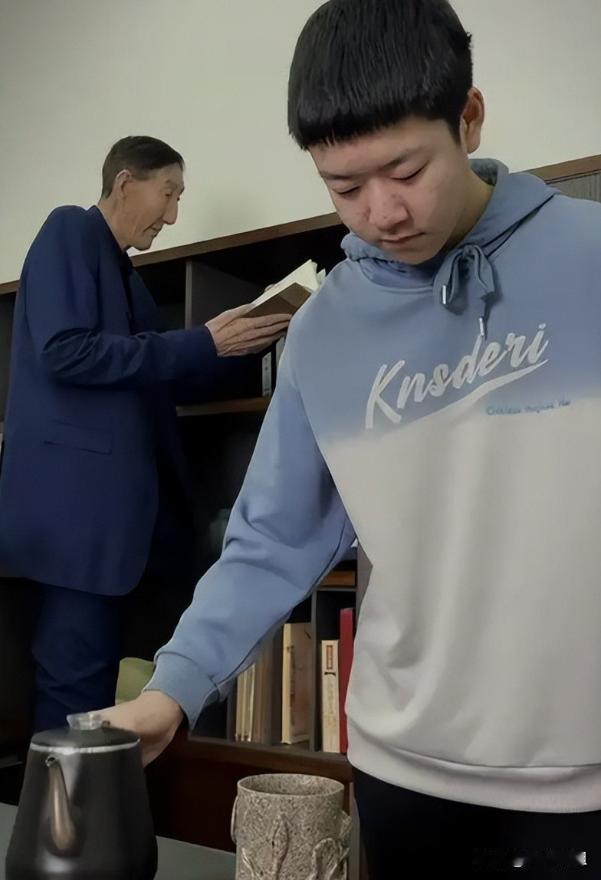 我能接受鲍喜顺老了，也能接受他儿子没长成巨人，但我真没想到，当年不听医生劝非