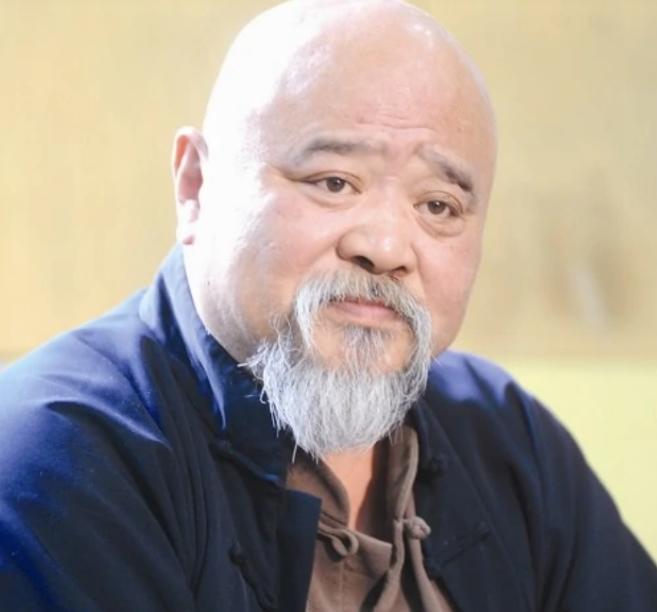 68岁演员李琦退休后，在街头卖烤串。路人前往问价，李琦笑呵呵地说：“市面上5块钱