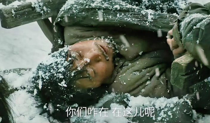 《归队》第19集预告：汤德远从牢里出来了，被马车拉回去时全身都是雪，见到爹娘