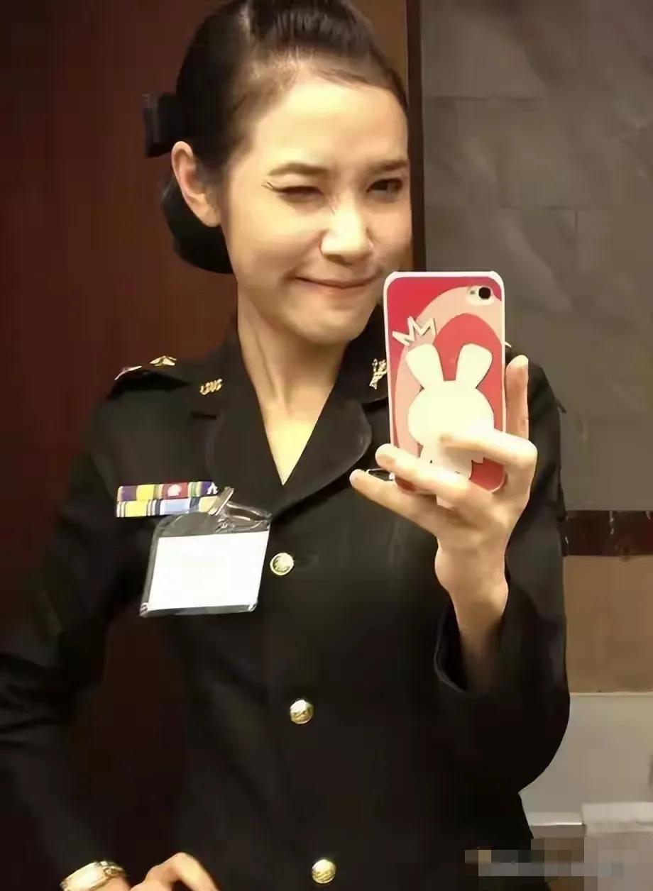随着新宠们的进宫，诗妮娜越来越没存在感了。时常看到王后忙碌的身影，新宠们的照片，