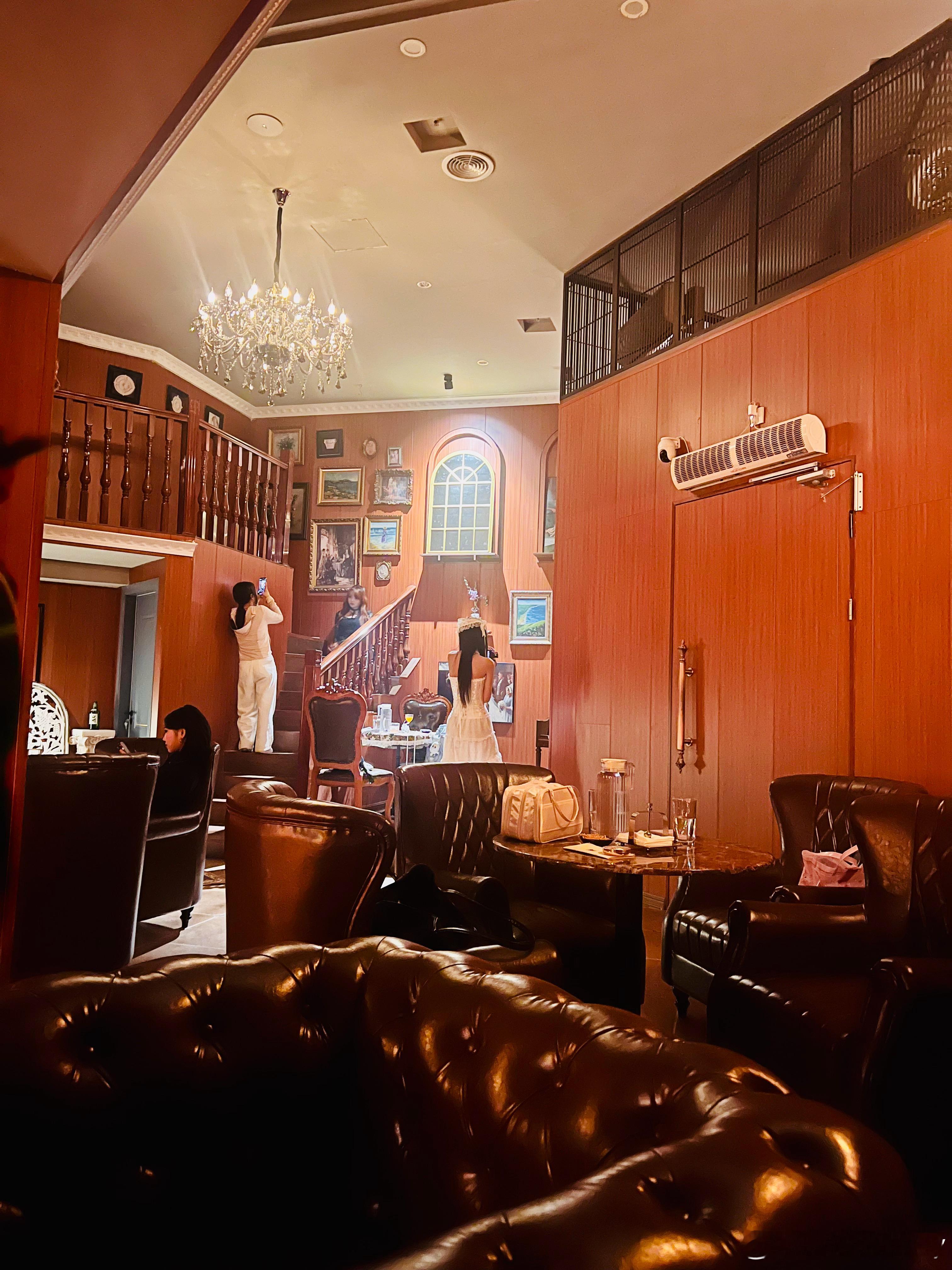 今晚在肇庆发现一个调调不错的bar，吃了一个不错的生蚝。看到一个小姐姐，连续换了