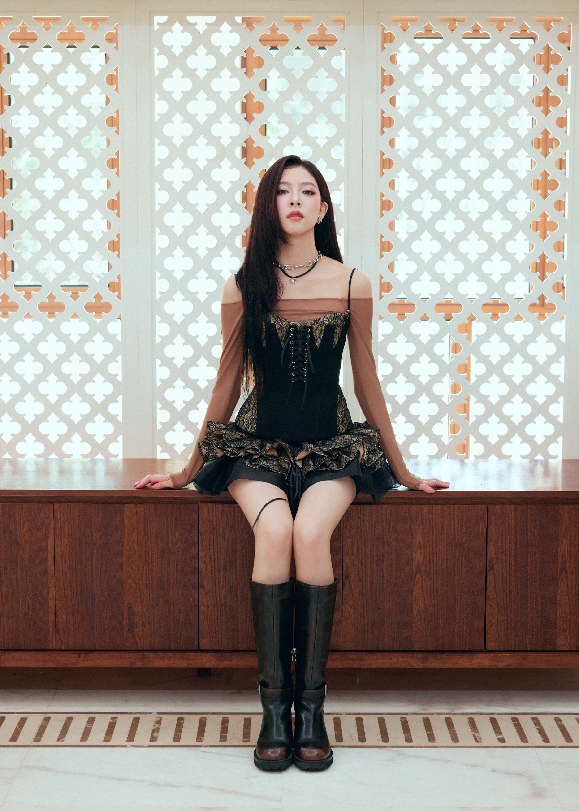 宋妍霏，长发裙装美腿穿搭柔美气质。宋妍霏