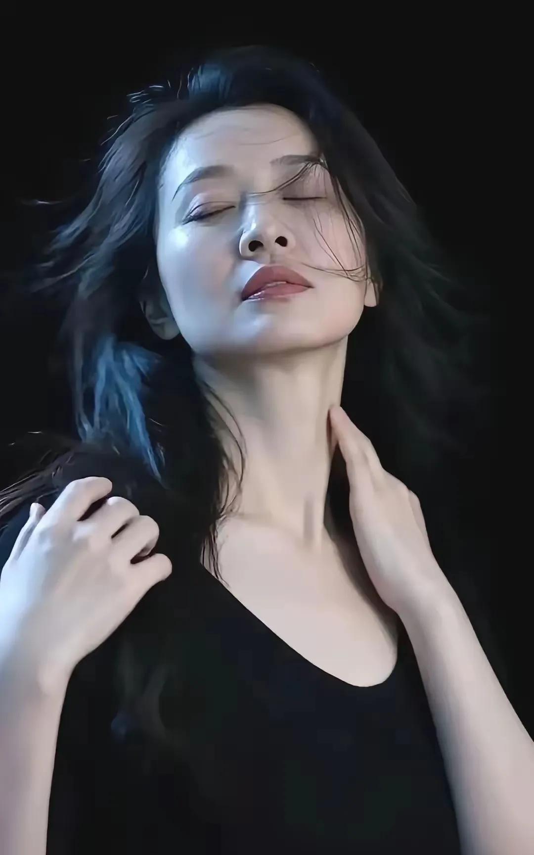 痴情守望心悲凉，山盟海誓梦黄梁。思念成疾终难忘，……请友续句【孤独赏月泪