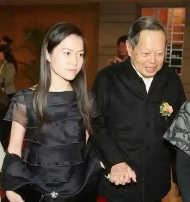 翁帆今年49岁，未来人生仍长，接下来或面临两个重要选择。一是若遇合适之人，是否考