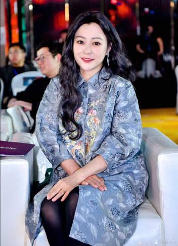 “郝蕾”留回长发后像换了个人，穿新中式好贵气，美到差点认不出