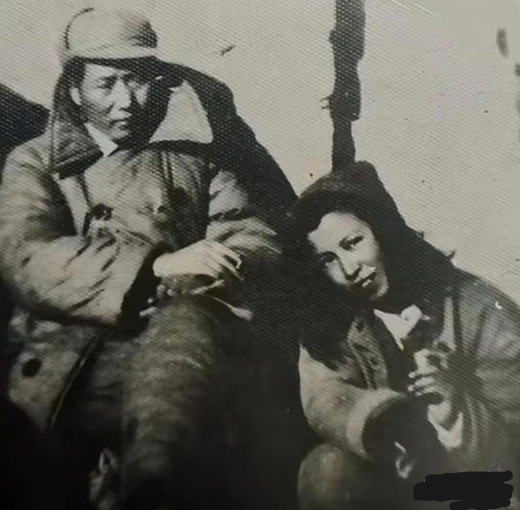 这是毛主席当年在延安时的一张生活照。抗日烽火，峥嵘岁月，虽然那时西风凛冽，但阳光