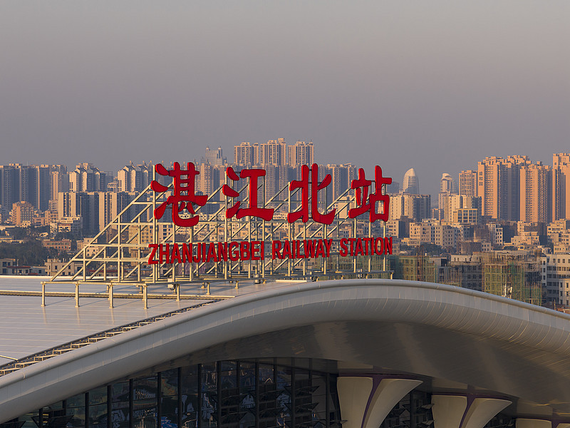 上热门最近翻城市经济数据，真的被湛江这几年的冲劲惊到了。之前几十年柳州一直压着湛江一头，作为华南老牌