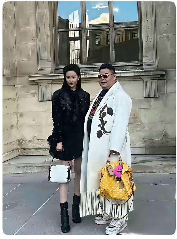 真的开眼了！刘亦菲出席活动时，身旁一位土豪手里拎的黄色LV包，居然标价12