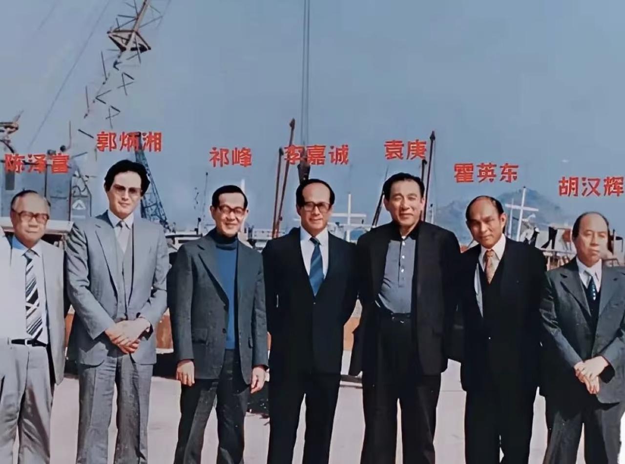 没想到深圳从小渔村崛起的起点，居然是蛇口码头这张连背景像样建筑都找不到的老合影。
