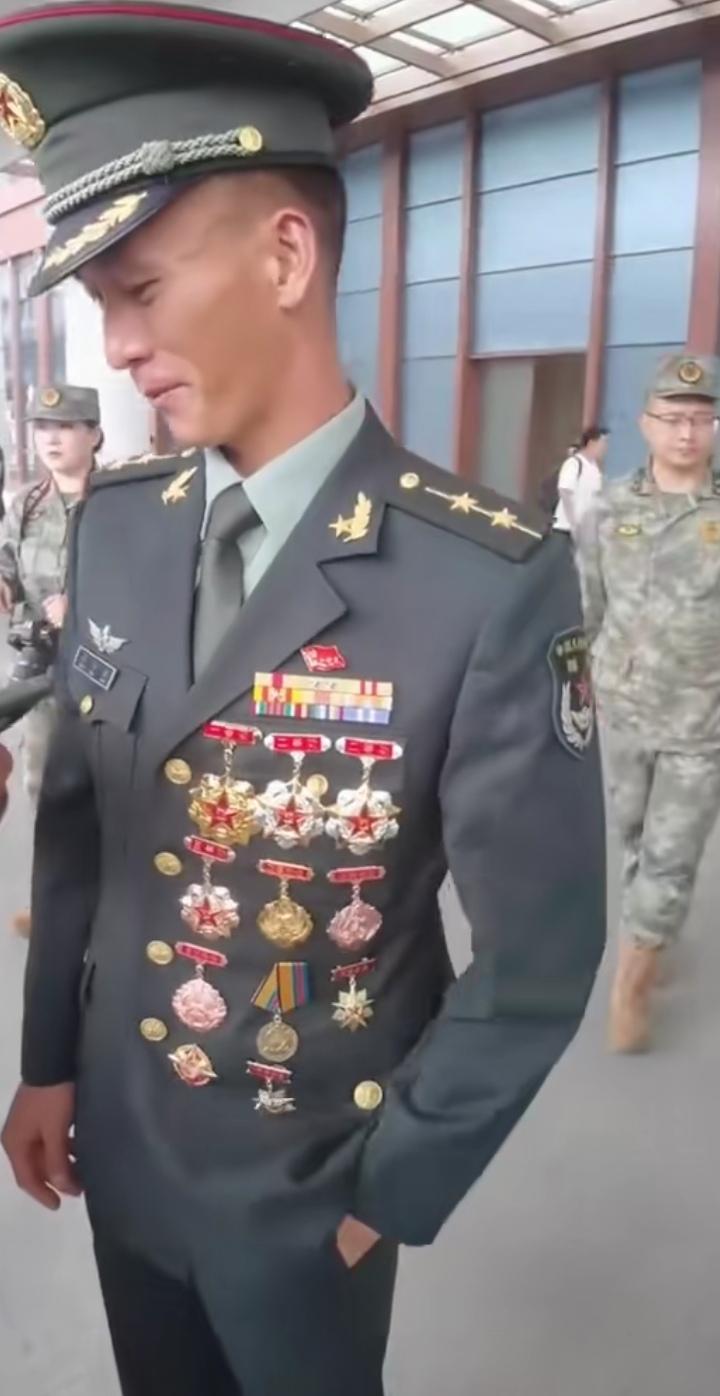 一等功臣赵海永！看上去精瘦精瘦，他可是超级战神！瞅瞅这战绩，一等功一次