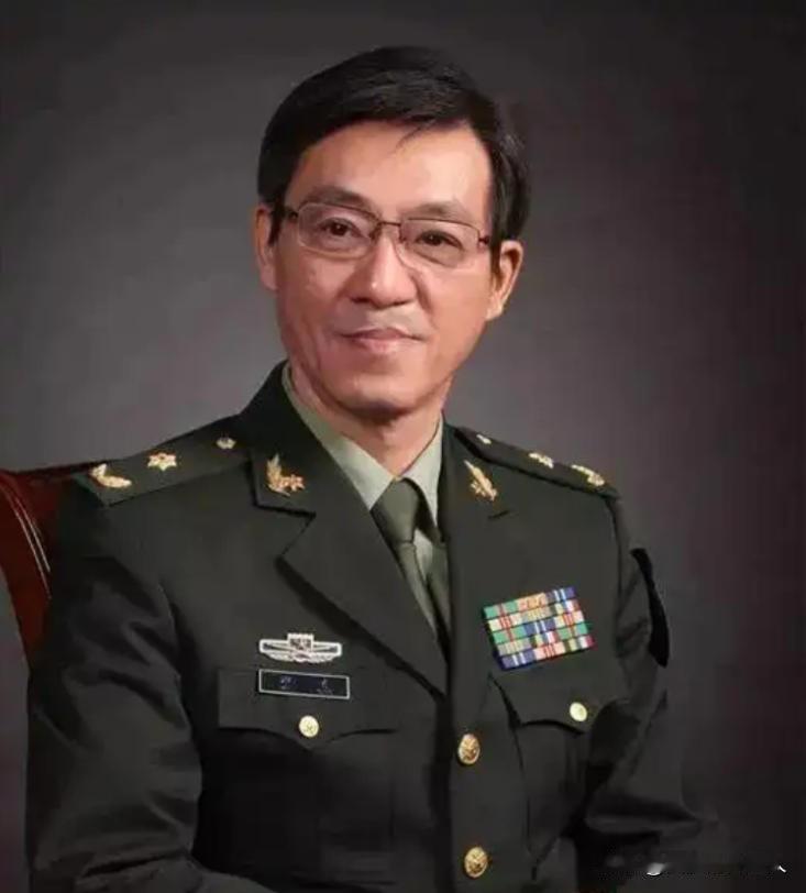 著名军旅作曲家、原总政歌舞团团长印青。印青身为著名的军旅作曲家，同时也是原总政歌